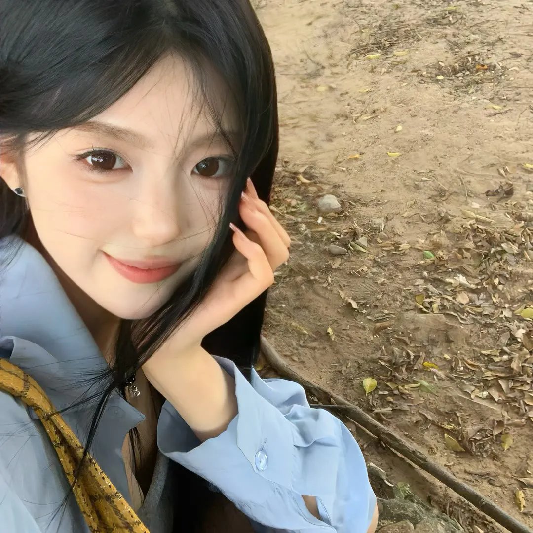 穿一只红鞋的男人海报